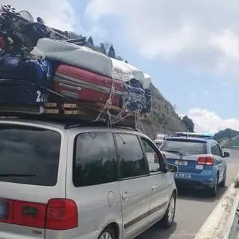 Sull’auto un letto, 2 bici e… tosaerba: famiglia multata nel Vibonese