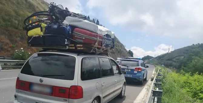 Sull’auto un letto, 2 bici e… tosaerba: famiglia multata nel Vibonese