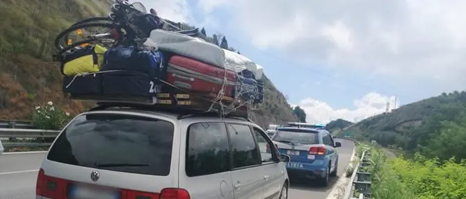 Sull’auto un letto, 2 bici e… tosaerba: famiglia multata nel Vibonese