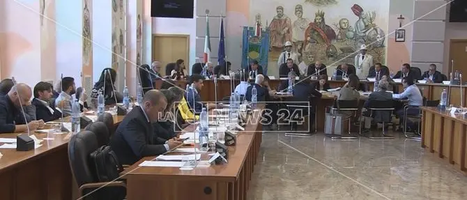 Palazzo dei Bruzi, approvato l'assestamento con 15 voti favorevoli