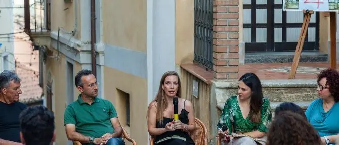 “Insegui l’arte” a Badolato tra mostre, artigianato e musica