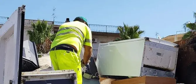 «Troppi dipendenti in malattia» e l’azienda fatica a smaltire i rifiuti