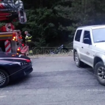 Tragedia al ritorno dal lavoro, auto in una scarpata: 2 morti e 4 feriti