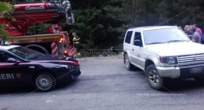 Tragedia al ritorno dal lavoro, auto in una scarpata: 2 morti e 4 feriti