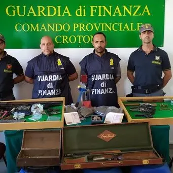 Armi, droga e carte d’identità in bianco: tre arresti a Crotone