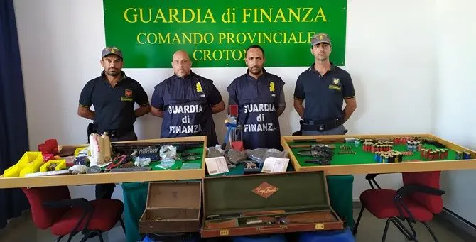 Armi, droga e carte d’identità in bianco: tre arresti a Crotone