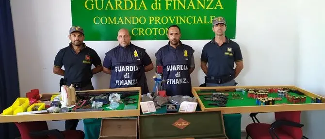 Armi, droga e carte d’identità in bianco: tre arresti a Crotone