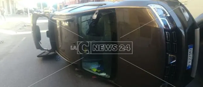 Nuovo incidente sulla statale 106, scontro tra due auto a Guardavalle