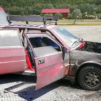 Auto in fiamme, intervento decisivo di un vigile del fuoco libero dal servizio