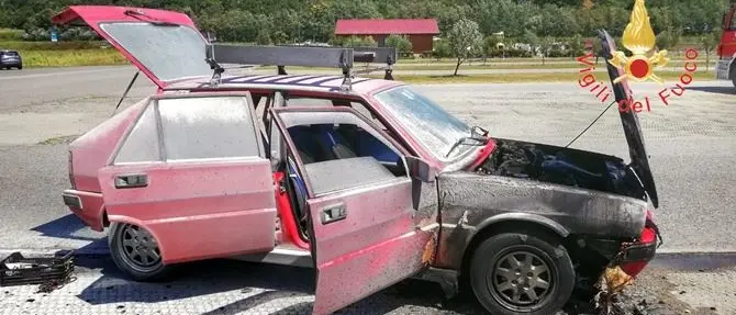 Auto in fiamme, intervento decisivo di un vigile del fuoco libero dal servizio