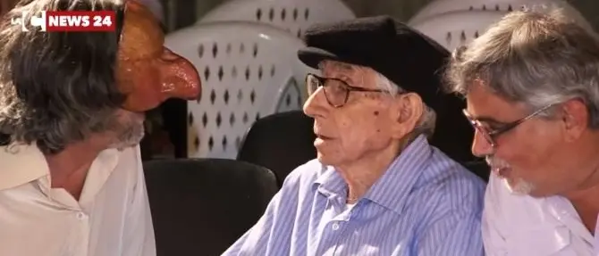 Il cantastorie Racco a Serrata: «Anche le brutte storie vanno raccontate»