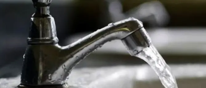 «Acqua e vermi dai rubinetti»: la denuncia di alcuni turisti a Cassano