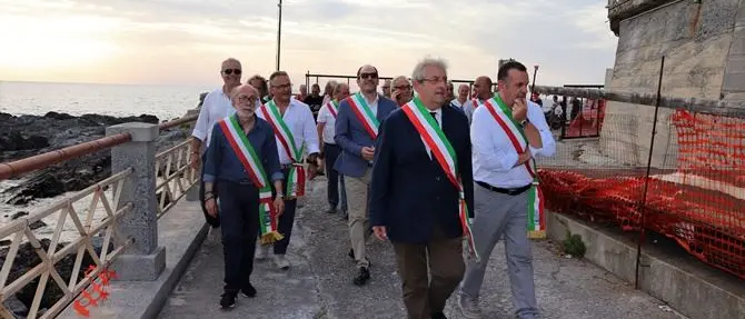 Diamante, il comitato dei sindaci invade l'area del porto