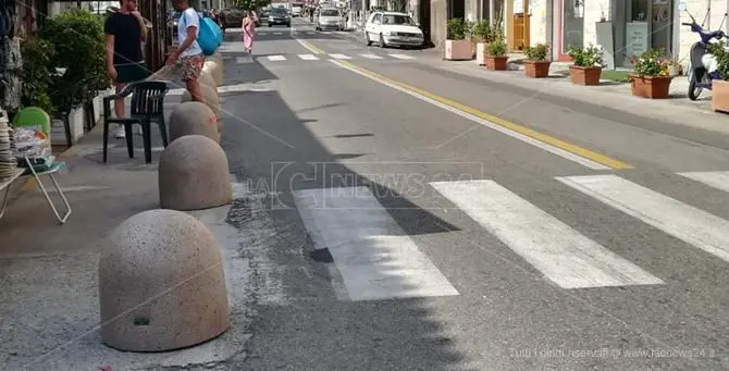 Tropea, i commercianti di via Libertà insorgono: «Togliete i dissuasori»