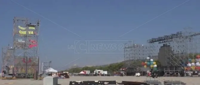 Jova Beach Party a Roccella Ionica, superospite Dario Brunori