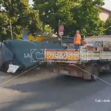 Guerra agli abusivi a Cosenza, smantellato chiosco di ortofrutta