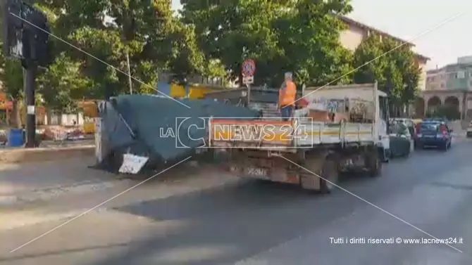 Guerra agli abusivi a Cosenza, smantellato chiosco di ortofrutta