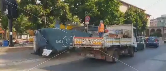 Guerra agli abusivi a Cosenza, smantellato chiosco di ortofrutta