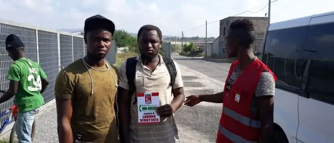 Lotta al caporalato: i sindacati incontrano i braccianti della Piana