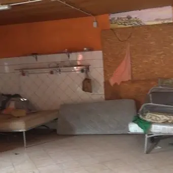 Caporalato, decine di lavoratori in una masseria fatiscente: tre denunce