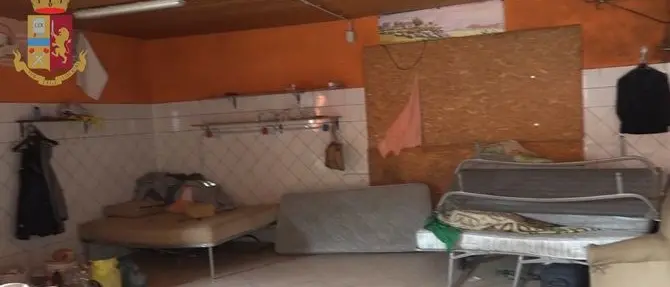 Caporalato, decine di lavoratori in una masseria fatiscente: tre denunce