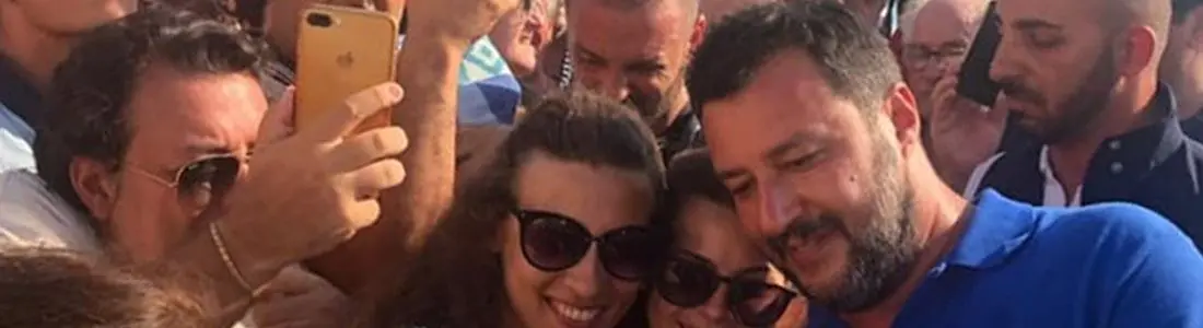 Salvini in Calabria tra selfie e contestazioni: «Noi terroni non dimentichiamo gli insulti»