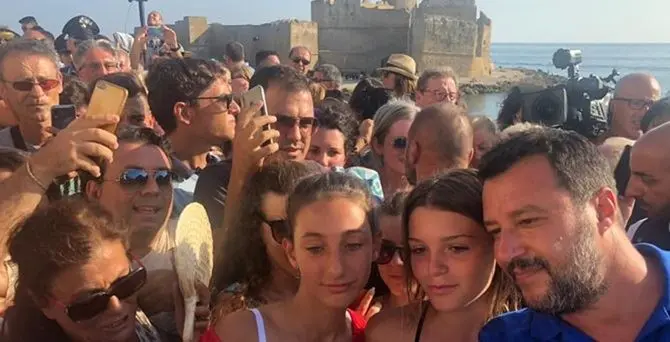 Salvini: «30 anni fa in vacanza a Tropea e Le Castella, strade come allora»