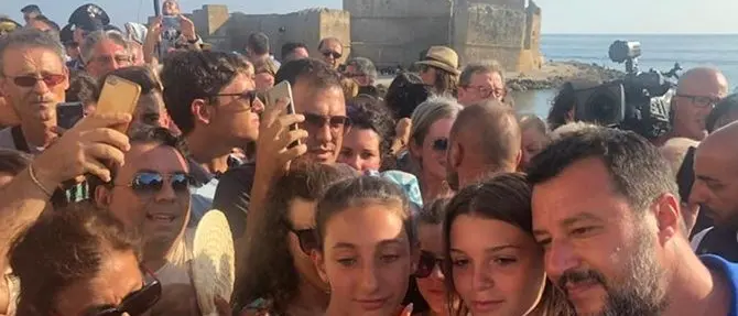 Salvini: «30 anni fa in vacanza a Tropea e Le Castella, strade come allora»