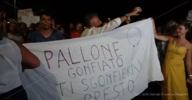 Salvini arriva a Soverato accolto da striscioni di protesta e Bella ciao