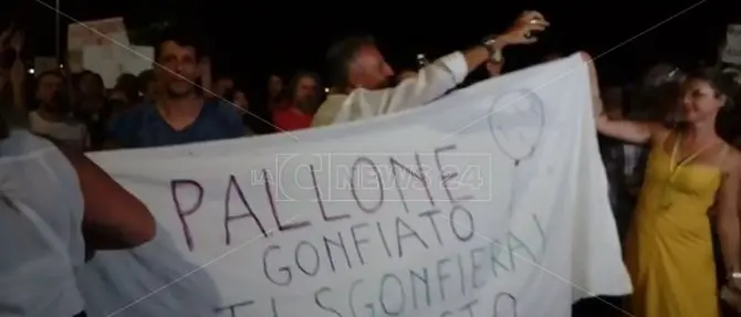 Salvini arriva a Soverato accolto da striscioni di protesta e Bella ciao