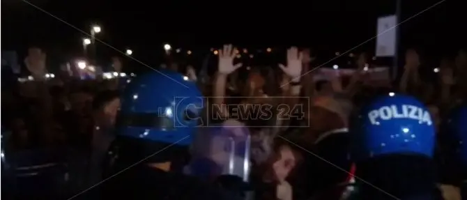 Matteo Salvini contestato a Soverato. Momenti di tensione a ridosso del palco