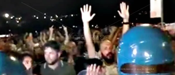 Matteo Salvini contestato a Soverato. Ecco il video degli scontri durante il comizio