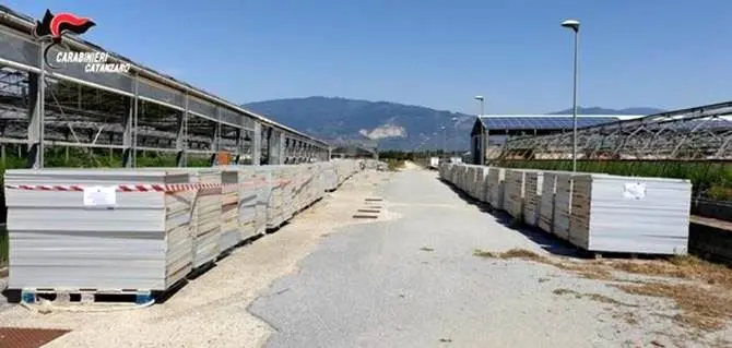 Oltre 20mila pannelli fotovoltaici lasciati in un terreno, denunce a Lamezia