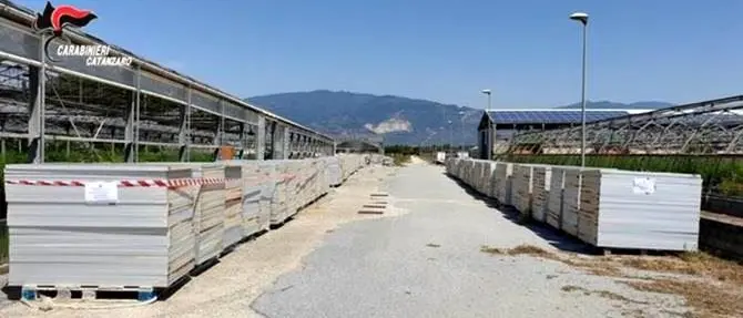 Oltre 20mila pannelli fotovoltaici lasciati in un terreno, denunce a Lamezia