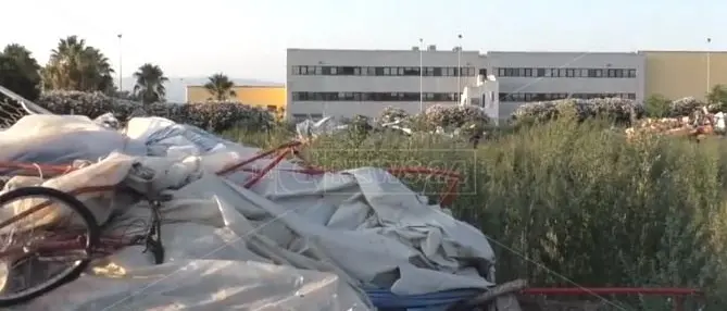 Dopo lo sgombero la baraccopoli “cara” a Salvini è una discarica di macerie e rifiuti