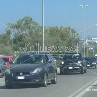 Quasi due ore per poco più di dieci km sotto il sole cocente: strada statale 18 da incubo
