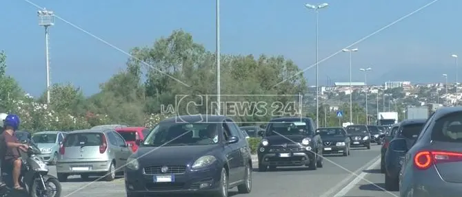 Quasi due ore per poco più di dieci km sotto il sole cocente: strada statale 18 da incubo