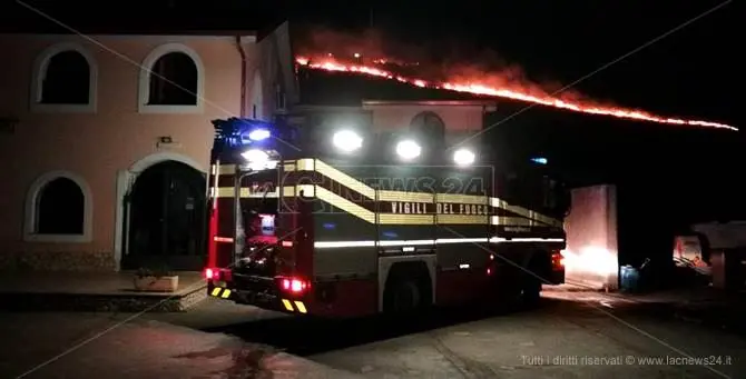 Incendio devasta collina a Catanzaro, evacuato un ristorante