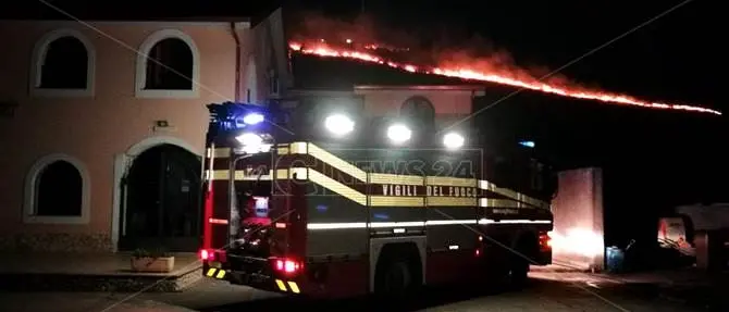 Incendio devasta collina a Catanzaro, evacuato un ristorante
