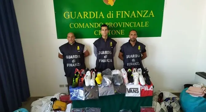 Blitz dei finanzieri al mercato di Crotone, sequestrata merce contraffatta