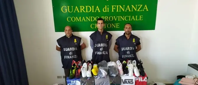 Blitz dei finanzieri al mercato di Crotone, sequestrata merce contraffatta