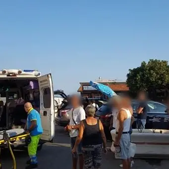 Anziana lasciata chiusa in macchina sotto il sole, salvata dai passanti