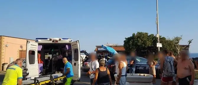 Anziana lasciata chiusa in macchina sotto il sole, salvata dai passanti