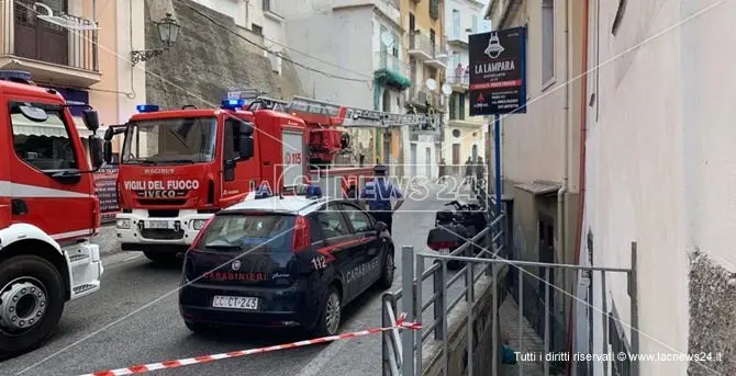 Paura a Pizzo, camion urta contro un balcone che crolla: traffico in tilt