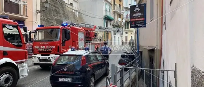 Paura a Pizzo, camion urta contro un balcone che crolla: traffico in tilt
