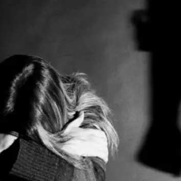 Dodicenne abusata dal compagno della madre, arrestato 39enne a Reggio