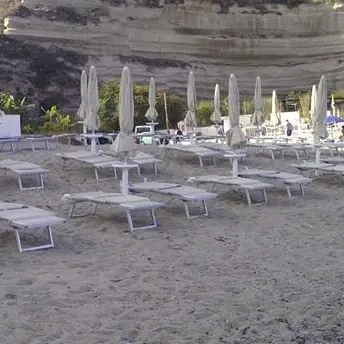 Ombrelloni e lettini abusivi sulle spiagge di Ricadi, scatta il sequestro