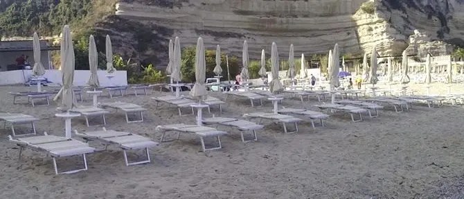 Ombrelloni e lettini abusivi sulle spiagge di Ricadi, scatta il sequestro