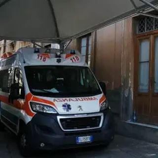 Ambulanze lasciate sotto il sole rovente, arrivano i parcheggi al coperto