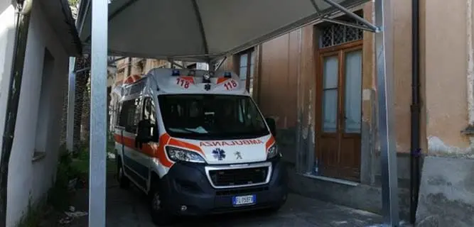 Ambulanze lasciate sotto il sole rovente, arrivano i parcheggi al coperto